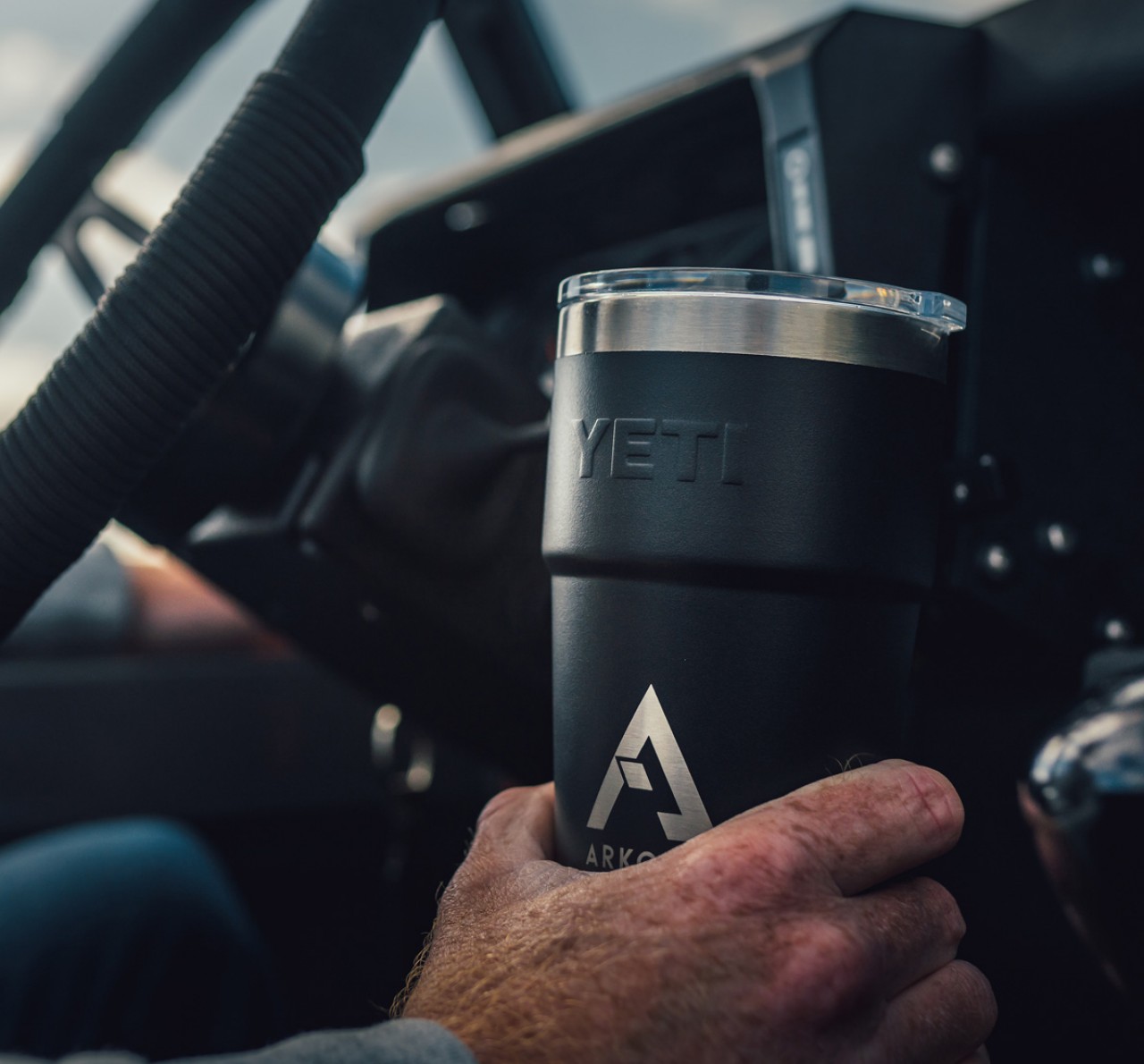 https://www.arkonik.com/assets/shop/143-arkonik-x-yeti-rambler-16oz-travel-mug-lg.jpg