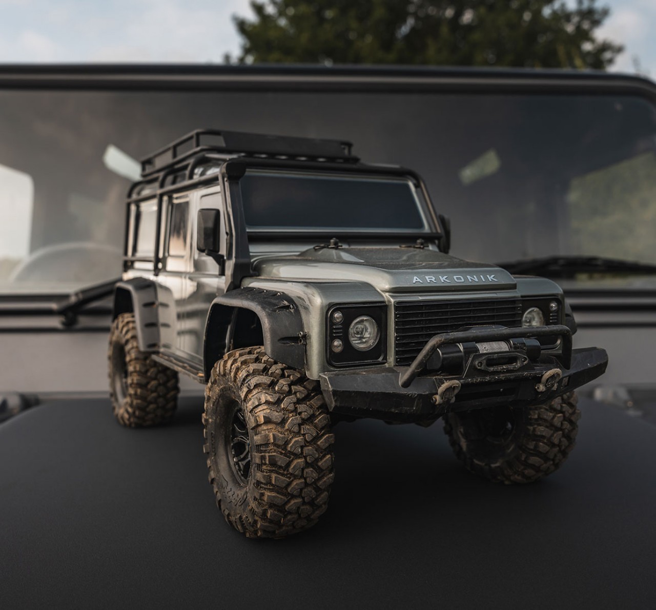 https://www.arkonik.com/assets/shop/207-arkonik-x-traxxas-110-rc-land-rover-defender-lg.jpg